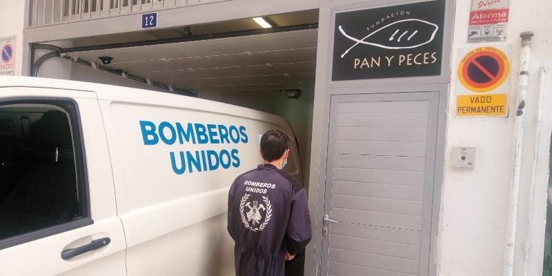 Bomberos Sin Fronteras reparte alimentos a las familias de 'Pan y Peces'