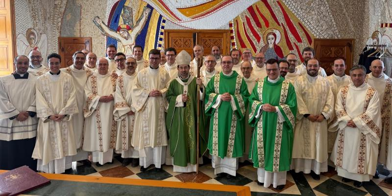 El cardenal José Cobo, en la Misa jubilar para los diáconos: «Enseñadnos el rostro de los pobres y no dejéis que la Iglesia pase de largo»