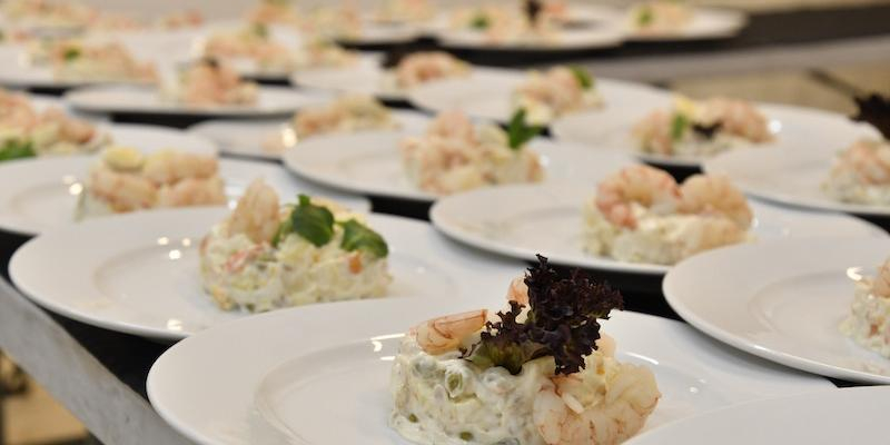 La VIII edición de 'Te invito a cenar' llevará una cena de Navidad especial a los hogares de mil personas