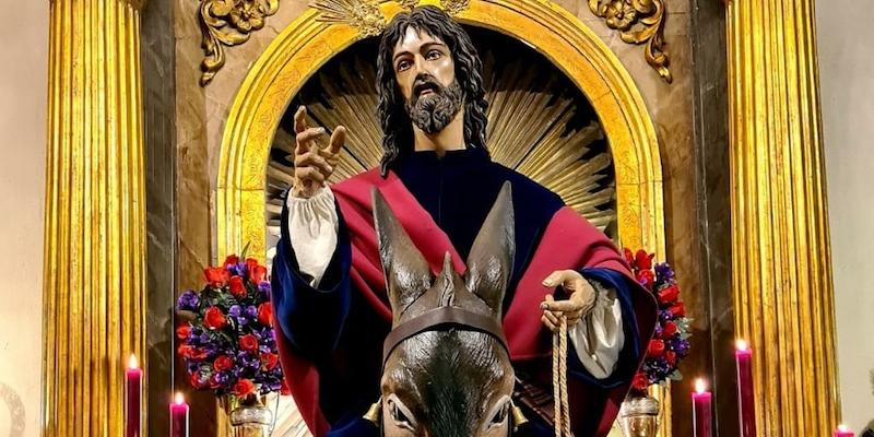 La Hermandad de la Borriquita traslada a Nuestro Padre Jesús del Amor hasta la catedral para su salida procesional