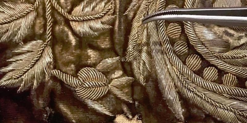 La basílica de Jesús de Medinaceli acoge la presentación de la restauración de una túnica del Cristo del siglo XIX