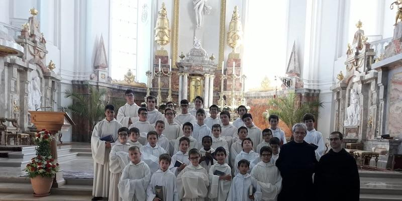 Monseñor Martínez Camino administra el sacramento de la Confirmación a alumnos de la Escolanía del Valle de los Caídos