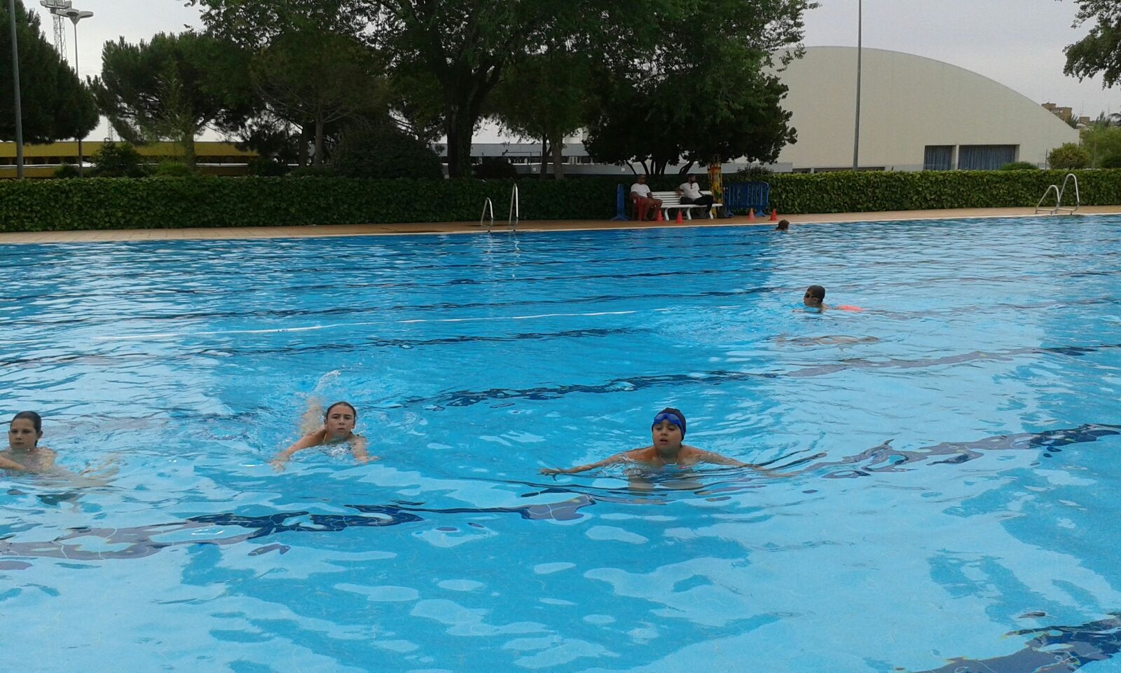 Día de piscina y juegos en la colonia urbana de Cáritas Vicaría VII