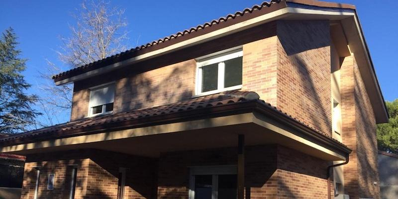 El cardenal Osoro bendice la casa de las Auxiliares Parroquiales de Cristo Sacerdote en Torrelodones