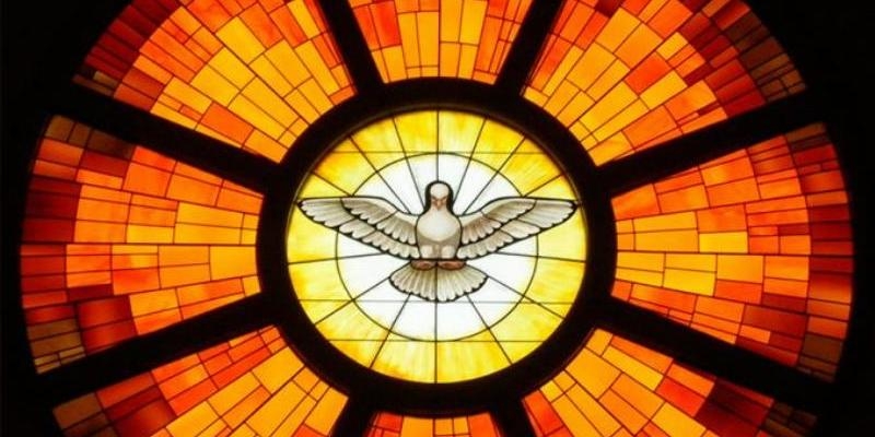 Monseñor Martínez Camino imparte el sacramento de la Confirmación en Santísimo Cristo de la Salud