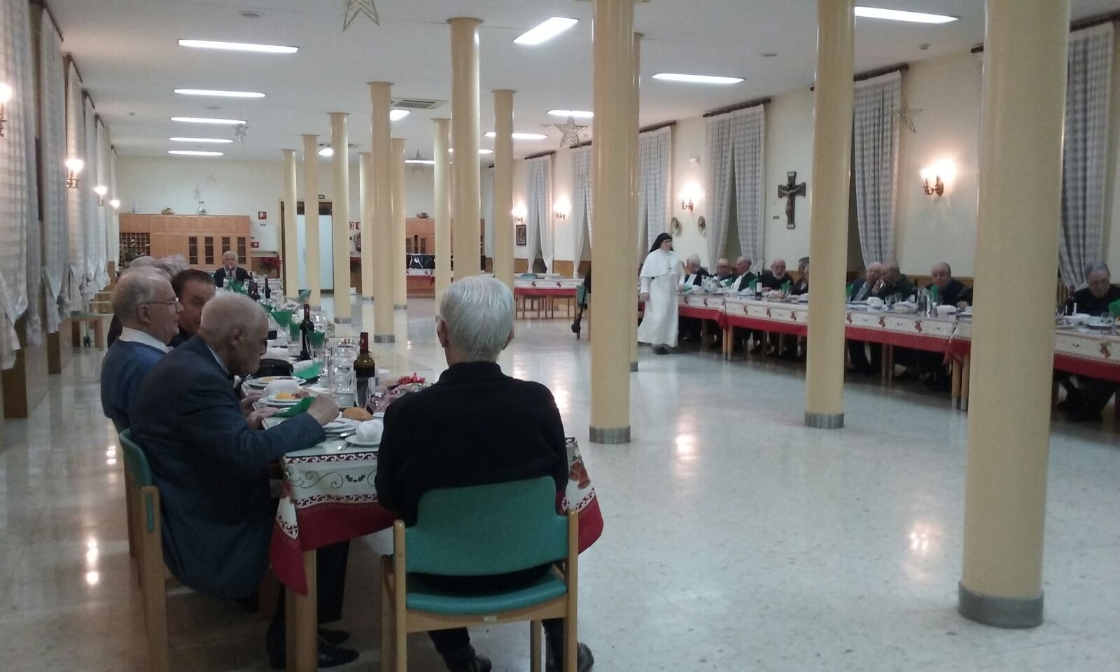 El cardenal Osoro despide mayo rezando el rosario con los sacerdotes de la residencia San Pedro