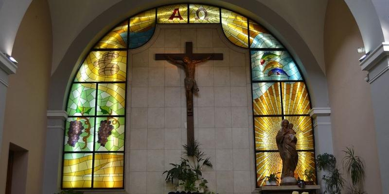 Juan Pedro Gutiérrez administra el sacramento de la Confirmación en Cristo Rey de Usera