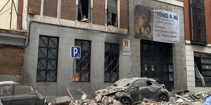 Fuerte explosión en un edificio de la parroquia Virgen de la Paloma