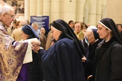 Los consagrados, invitados a renovar sus votos ante el Arzobispo en la Jornada de la Vida Consagrada