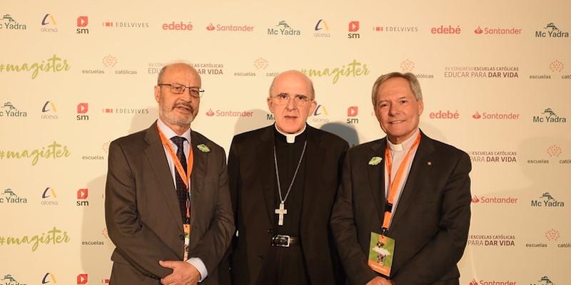 «La escuela aporta tres realidades esenciales y las aporta el maestro: la identidad, la instrucción y la formación»