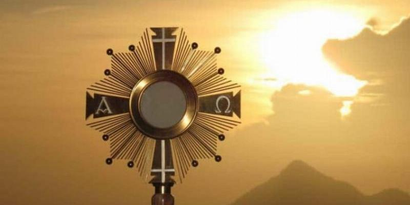 Sagrado Corazón de Jesús expone el Santísimo en la plaza de Prosperidad en la víspera del Corpus
