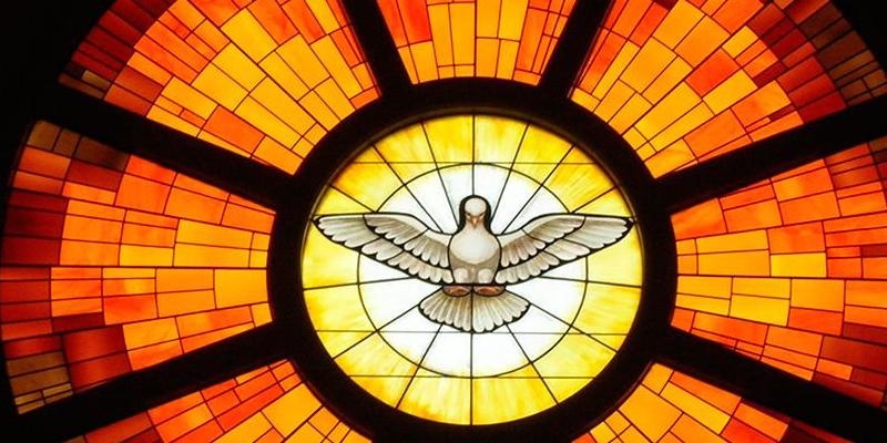 Gil González imparte el sacramento de la Confirmación en Santo Niño de Cebú