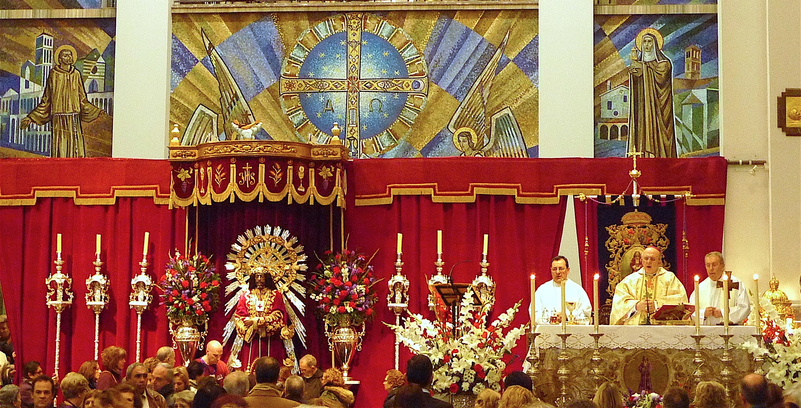 El arzobispo de Madrid, ante el Cristo de Medinaceli: «Defendamos la dignidad de los que más rotos están»