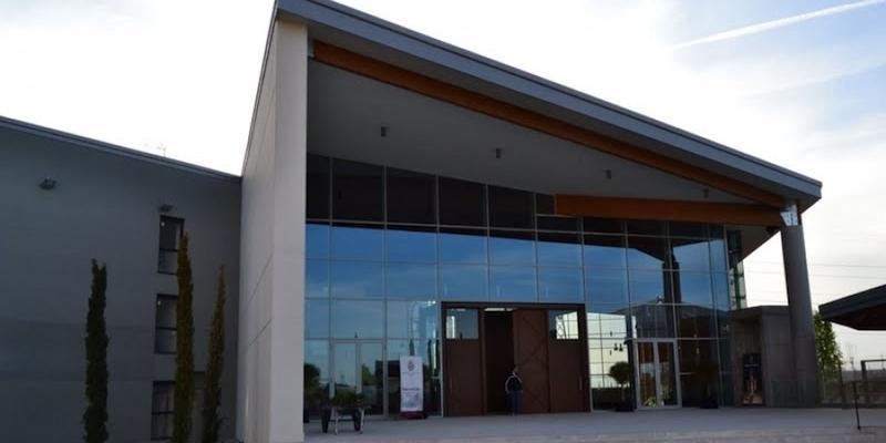 El padre Ángel Camino administra el sacramento de la Confirmación en Santa María la Blanca de Montecarmelo