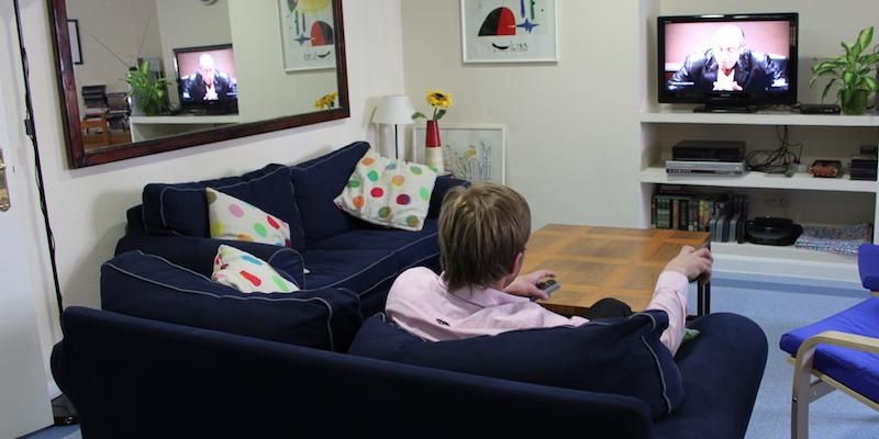 La casa de acogida de Cáritas Madrid celebra una tarde de encuentro y café