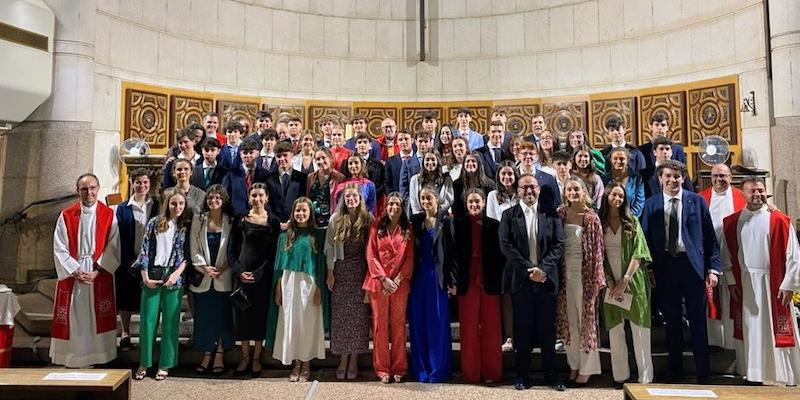 El cardenal Cobo administra el sacramento de la Confirmación a alumnos del colegio Fray Luis de León