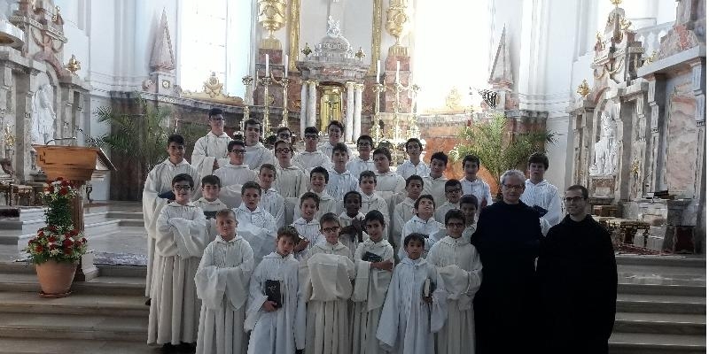 Los niños de la Escolanía del Valle de los Caídos rezan el rosario a diario por las víctimas del coronavirus