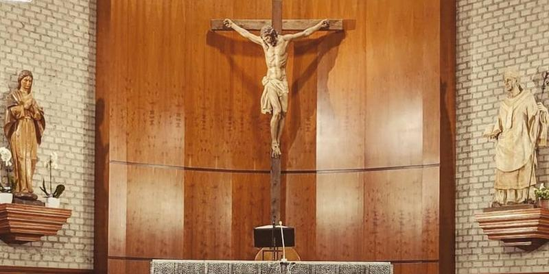 Gabriel Benedicto administra el sacramento de la Confirmación en San Leandro