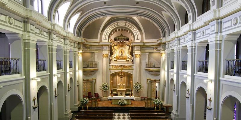 Monseñor Martínez Camino administra el sacramento de la Confirmación en la basílica Nuestra Señora de Atocha
