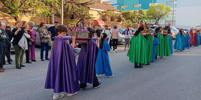 La primera procesión de la Semana Santa madrileña es la de los niños de Moratalaz: «Este es un modo de querer a Jesús, paseándolo por la calle»