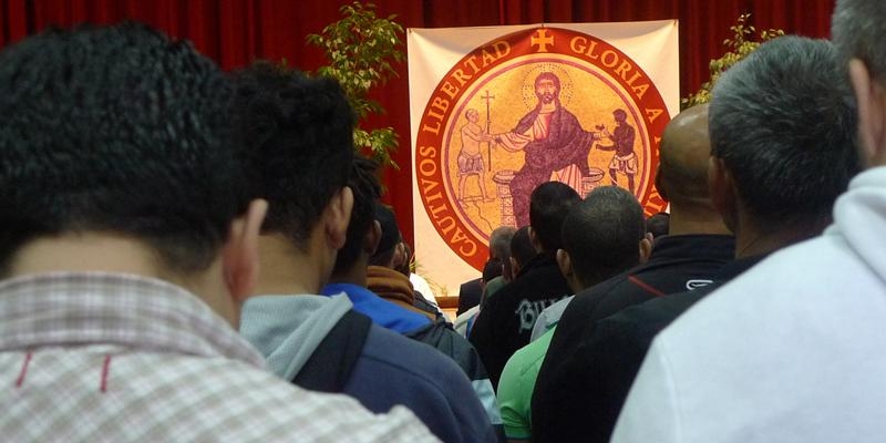 Cardenal Osoro en la cárcel: «No estéis tristes, aquí también se puede salir de uno mismo»
