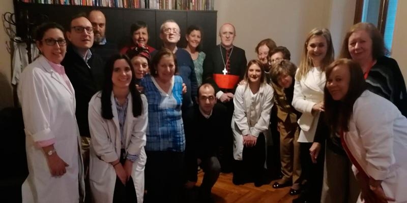 El cardenal Osoro visita a un piso tutelado para personas con enfermedad mental: «En esta sociedad nadie sobra»